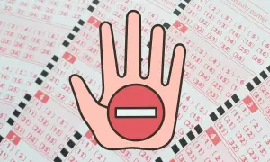 Czy można kupić polskie lotto będąc za granicą przez internet? Dłoń z symbolem zakazu na tle kuponów lotto.