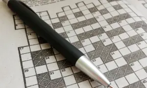 Czarna długopis na papierze z krzyżówką. Czy to najdłuższa krzyżówka na świecie? Ile ma haseł i kto jest autorem?