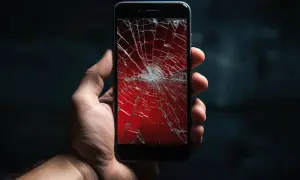 Zepsuty ekran telefonu, na którym widać pęknięcia. Czy to oznacza awarię systemu Lotto i co z wysłanymi zakładami w aplikacji mobilnej?