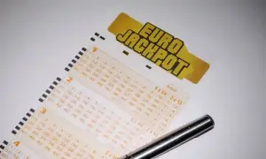 Kupon Eurojackpot leży obok długopisu. Zastanawiasz się, eurojackpot do której godziny można go wypełnić?