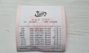 Paragon z gry Lotto, potwierdzający, że w Żabce można kupić losy. Widoczne daty, kody i kwoty.