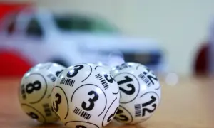 Kulki do lotto z numerami 3, 8 i 12. Zastanawiasz się, ile czasu na odebranie wygranej lotto?
