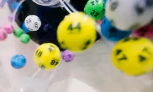 Kolorowe kulki do loterii. Organizacja nielegalnej loterii bez zezwolenia grozi wysokimi kary finansowe.