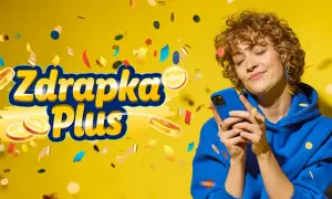Kobieta w niebieskiej bluzie z kapturem gra w zdrapki na telefonie, otoczona złotymi monetami i konfetti.