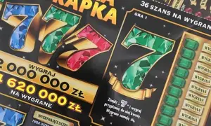 Zdrapki z cyfrą 7 i klejnotami. Obrazek symbolizuje pułapkę psychologiczną graczy, gdzie wymiana wygrywającej zdrapki na nowe losy kusi nadzieją na większą wygraną.