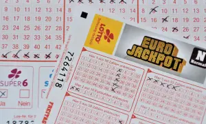 Losowanie Lotto odbywa się w środy i soboty. Na zdjęciu kupony Lotto i Eurojackpot z zaznaczonymi liczbami.