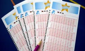 Kupony Lotto z zaznaczonymi liczbami, sugerujące rozważania nad prawdopodobieństwem wygranej w lotto.