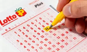 Ręka zaznacza numer 11 na kuponie Lotto Plus. Czy to będzie Twój szczęśliwy numer? mega lotto pl.