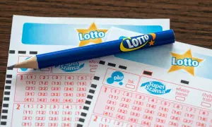 Ołówek na kuponach Lotto, gotowy do zaznaczenia najczęstszych liczb lotto.