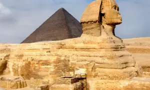 Wielki Sfinks w Gizie, symbol wiecznej zagadki. Jego kulturowe znaczenie jako mitologicznej łamigłówki przetrwało wieki.