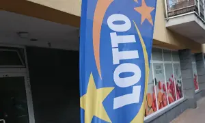 Niebieska flaga z logo LOTTO i gwiazdami. Szukasz rankingu zdrapek lotto z największym prawdopodobieństwem trafienia?