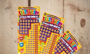 Trzy zdrapki "Crazy Liczby" leżą na drewnianym blacie. Szukasz, gdzie są litery kontrolne w zdrapkach? Tutaj ich nie znajdziesz, bo to zdrapki z liczbami.