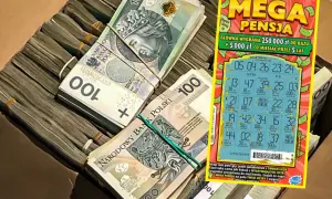 Stosy polskich banknotów i zdrapka "Mega Pensja". Czy zniszczona zdrapka z widocznym kodem kreskowym jest ważna?