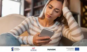 Zmartwiona kobieta czyta na telefonie o oszustwach na loterie i fałszywych wygranych. Jak rozpoznać takie wiadomości?