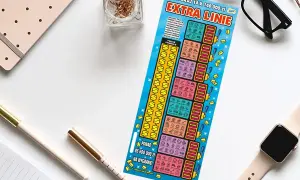 Zdrapka "Extra Linie" leży obok notatnika i okularów. Czy uda się zdrapać wygraną?