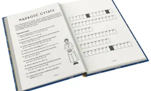 Zagadki detektywistyczne schematy dedukcji Agathy Christie. Książka z krzyżówką i ilustracją postaci w kapeluszu.