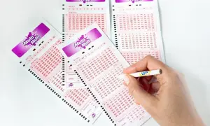 Ktoś zaznacza liczby na kuponach Multi Multi, zastanawiając się, czy warto dopłacać do stawki "plus".