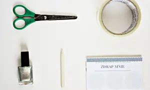 Potrzebne do zabawy: nożyczki, taśma, lakier, kredka i karta "ZDRAP MNIE". Tak wygrasz w zdrapkę!
