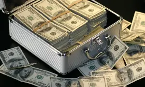 Walizka pełna dolarów. Co zrobić po wygraniu głównej nagrody w lotto? Procedura krok po kroku, by bezpiecznie odebrać wygraną.
