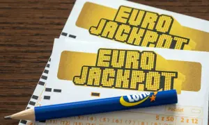 Eurojackpot vs Lotto: gdzie matematyka daje większe prawdopodobieństwo wygranej? Dwa kupony lotto i niebieski ołówek.