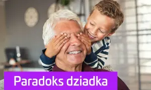 Chłopiec zakrywa oczy dziadkowi, tworząc scenę jak z paradoksu dziadka. Podróże w czasie jako zagadka logiczna.