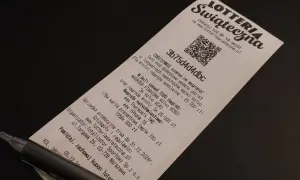 Kupon loterii świątecznej z kodem QR i informacją o nagrodach: Volvo XC60, iPhone 15. Zapisz go na loteriada swiateczna pl.