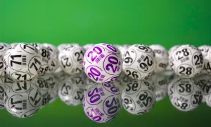 Kulki lotto na zielonym tle. Wygrana w lotto to szansa na bezpieczne inwestowanie pieniędzy i realizację marzeń.