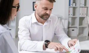 Mężczyzna i kobieta analizują wykresy. Czy pracownicy firmy organizującej loterię mogą brać w niej udział?