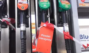 Kupowanie zdrapek na stacji benzynowej i w kolekturze różnice w asortymencie. Pistolety z taśmą, jeden z napisem "Pistolet nieczynny".