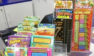 Różnorodne zdrapki lotto, w tym "Mega", "Cherry", "Super Linie" i "Krzyżówka", prezentowane na wystawie. Ranking popularności tych zdrapek jest widoczny na pierwszy rzut oka.