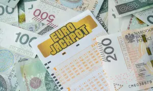 Kupon Eurojackpot na tle polskich banknotów. Marzysz, jak wygrać w RMF FM? Może to Twój szczęśliwy los!