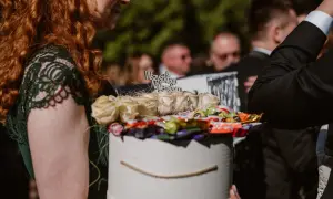 Oryginalny pomysł na prezent ślubny: pudełko z różami i słodyczami, zamiast kwiatów. Idealne, gdy zastanawiasz się, jakie zdrapki kupować na ślub zamiast kwiatów dla nowożeńców.
