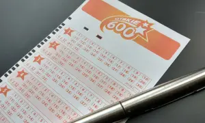Długopis leży na kuponie lotto "Szybkie 600". Czas sprawdzić, jak sprawdzić lotka i czy udało się wygrać!