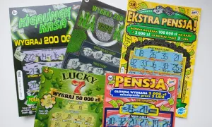 Kupno zdrapek: czy sprzedawca może zażądać dowodu? Na zdjęciu kilka zdrapek Lotto z różnymi nagrodami, np. "Kierunek Kasa", "Na tropie", "Ekstra Pensja".