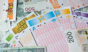 Kupony Lotto, Keno, Mini Lotto i Multi Multi leżą na banknotach. Czy w RMF naprawdę się wygrywa? Marzenia o wielkiej wygranej.