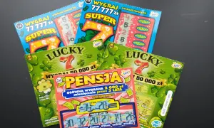Zdrapki Lotto, w tym "Pensja" i "Lucky 7", kosztują 2 zł. Ile kosztuje najtańsza zdrapka? Tutaj 2 zł.