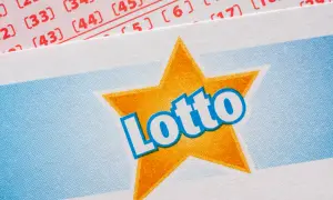 Kupon Lotto z żółtą gwiazdą i niebieskim napisem. Szukasz gry, która gra lotto ma największe prawdopodobieństwo wygranej?