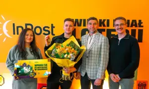 Szczęśliwiec, kto wygrał mieszkanie w loterii InPost, odbiera klucze i bukiet.
