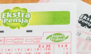 Zdrapka "Ekstra Pensja" z polem "Super Szansa". Jakie są szanse na wygraną w zdrapce? Liczby i pola do zaznaczenia.