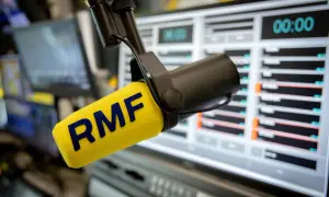 Mikrofon RMF FM w studiu radiowym. Zastanawiasz się, ile kosztuje SMS do RMF FM? Sprawdź na stronie radia!