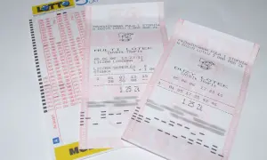 Kupony lotto i lotto plus różnią się, choć oba służą do gry. Na zdjęciu kupony z numerami i informacją o wygranej.