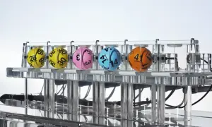 Kaskada Lotto: dlaczego zawsze losuje 12 liczb i jak sprawdzić wygraną? Kolorowe kule z numerami w maszynie losującej.