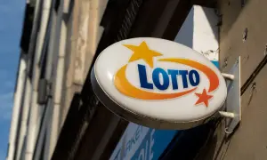 Znak Lotto z gwiazdkami i łukami, przypominający o tym, kiedy najbliższe losowanie lotto.