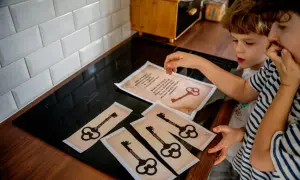 Dzieci rozwiązują zagadki, by stworzyć własny escape room w domu dla nastolatków. Klucze wskazują miejsca ukrycia wskazówek.