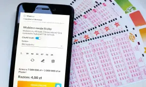 Telefon z aplikacją do gry w Lotto obok kuponów. Dowiedz się, jak zrezygnować z automatycznego odnawiania subskrypcji lotto online.