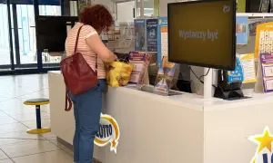 Kobieta z rudymi włosami kupuje losy Lotto. Czy lottomaty na stacjach benzynowych mają inne prawdopodobieństwo?