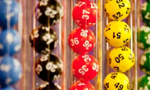 Kolorowe kulki lotto z numerami, jak obliczyć prawdopodobieństwo wygranej w mini lotto?