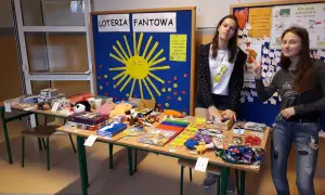 Loteria fantowa w szkole: limity kwotowe i uproszczone procedury. Dziewczyny sprzedają fanty na szkolnej loterii.
