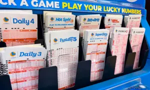 Stojaki z kuponami loteryjnymi: Daily 4, Hot Spot, Daily Derby, Fantasy 5, SuperLotto Plus, Mega Millions, Powerball. Mechanizm organizatorów ubezpieczenia nagrody w loterii polega na tym, że gracze wybierają liczby.