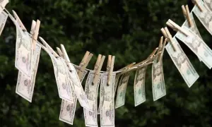 Pieniądze na sznurku, jakby pranie brudnych pieniędzy przez kupony lotto. System się broni, ale czy skutecznie?